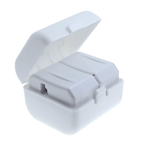 UNIVERSALER REISEADAPTER IN PRAKTISCHEM ETUI