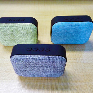 BLUETOOTH-LAUTSPRECHER MIT STOFFNETZ - Reklamnepredmety