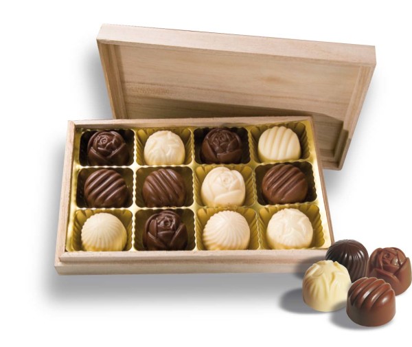 Pralinenschachtel in einer Holzkiste