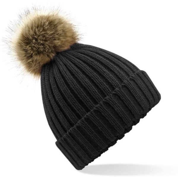 Strickmütze mit Bommel