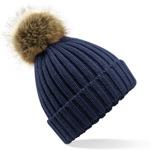 Strickmütze mit Bommel