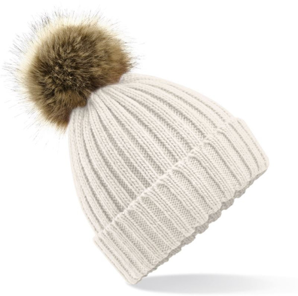 Strickmütze mit Bommel