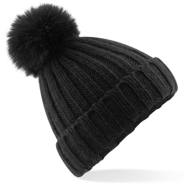 Strickmütze mit Bommel
