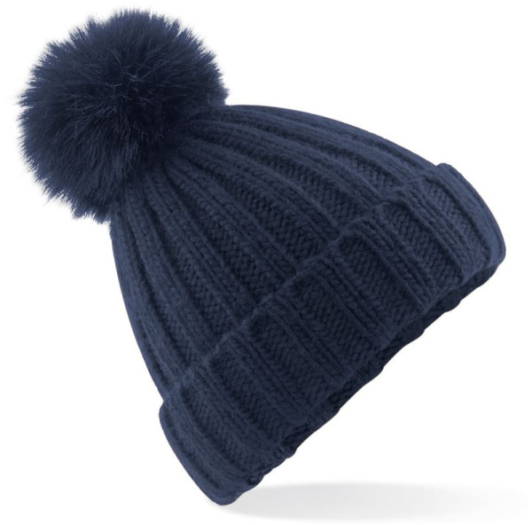 Strickmütze mit Bommel