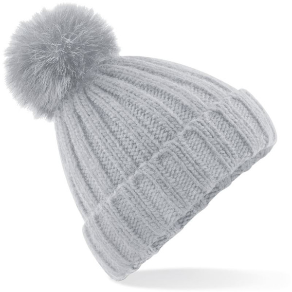 Strickmütze mit Bommel