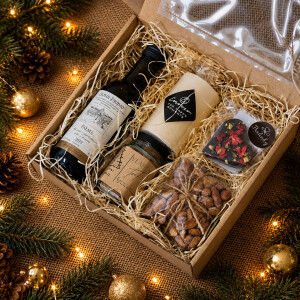 Geschenkbox mit Nüssen, Kerze, Schokolade und Nüssen im Glas, 20 × 20 × 5 cm - Reklamnepredmety
