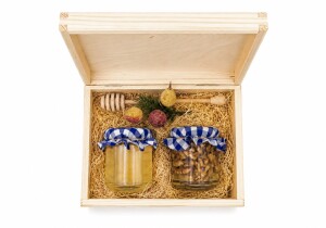 Geschenkset – Akazienhonig und Walnüsse in Honig mit einem Rock aus langem Geißblatt in einer Holzbox - Reklamnepredmety