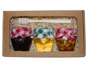 Set aus Honig, Nüssen und Trockenfrüchten in Honig mit Honigtau in einer Wellpappschachtel