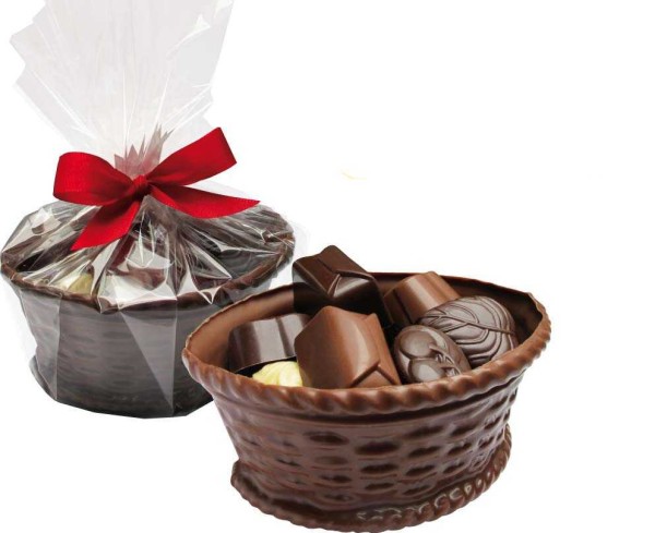 Schokoladenbecher mit Pralinen